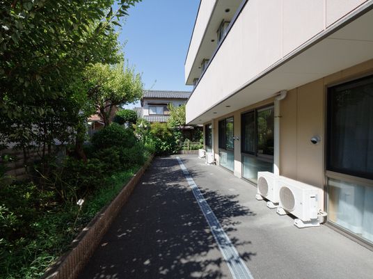緑豊かな施設外観