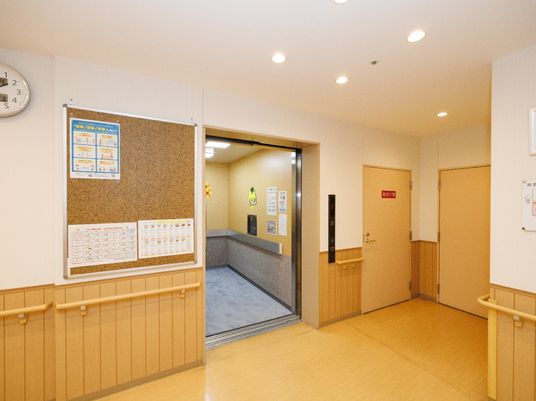 廊下の掲示物とエレベーター