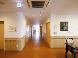 廊下の明るい風景