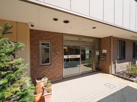 明るいエントランスの外観