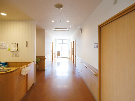廊下の明るい様子