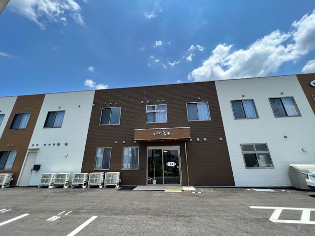 明るく広々した施設の外観 外観 快晴のもと、清潔感溢れるモダンな建物があります。広々とした駐車スペースがあるため、アクセスも安心です。