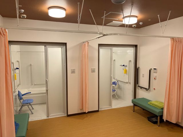 介護の浴室施設 浴室 十分な手すりと広々としたスペースで、安全にお客様のサポートが可能な浴室環境です。