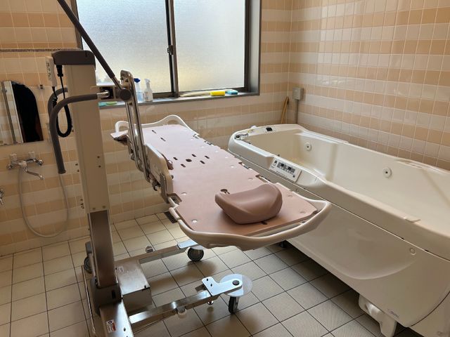 バリアフリー浴室設備 浴室 介護の現場で必要とされるリフト機器を含んだ清潔感のある浴室環境で、質の高いケアを提供しませんか。