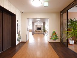 クリスマス飾りのある廊下