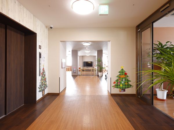 クリスマス飾りのある廊下