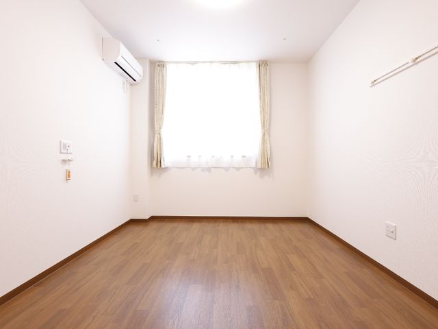 空の居室 居室 ゆとりある清潔な居室空間が充実しており、新しい職場として考える際には快適な環境が整っています。