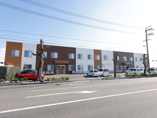 広々とした建物の外観