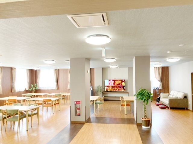 広々とした食堂の仕事場 食堂 明るく広い食堂で、心地よいサービスの提供が可能です。笑顔の交わせる職場環境を実感してください。