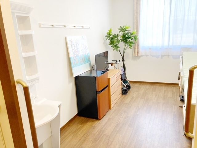 きれいな個室の一角 居室 清潔感溢れる居室には、必要な家具や手すりが完備されており、快適な生活環境が整っています。窓からは自然光が差し込み、明るい雰囲気が漂います。
