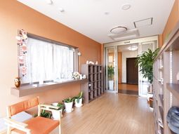 明るい待合室の一角