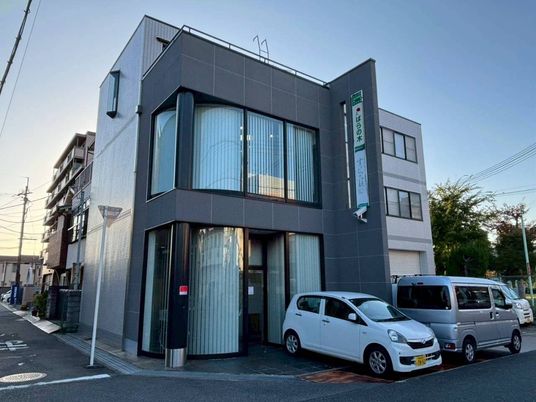 モダンな外観の建物  