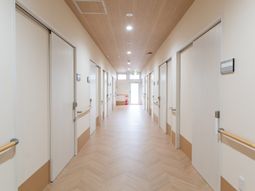 清潔で広い廊下