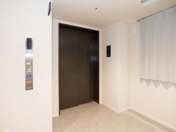 モダンなエレベーターの入口