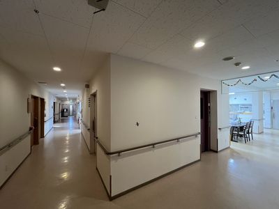 明るい共有スペースとエレベーター