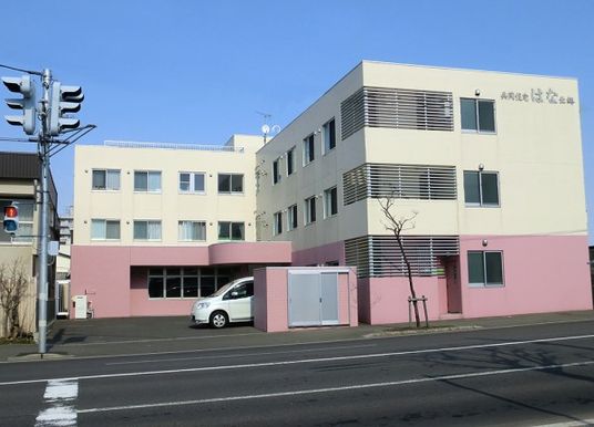 ピンクの建物外観
