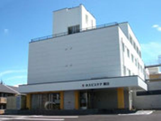 白い建物の外観