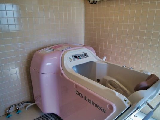 介護用浴槽のある浴室  