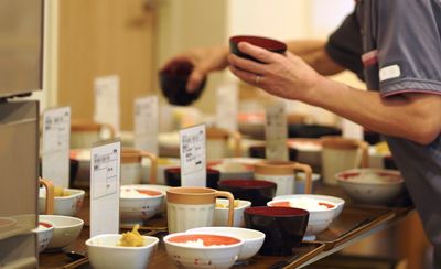 スタッフの食事準備