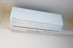 壁に取り付けられたエアコン