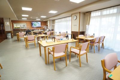 広々とした温かみのある食堂