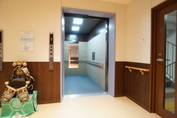エレベーターの前の通路