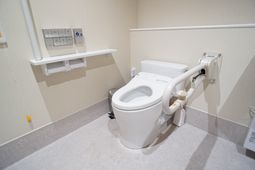 バリアフリー設計のトイレ