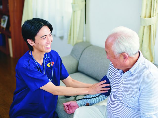 高齢者とスタッフの様子 スタッフイメージ スタッフが高齢者に笑顔で対応しています。仕事に対するやりがいを感じられる環境です。