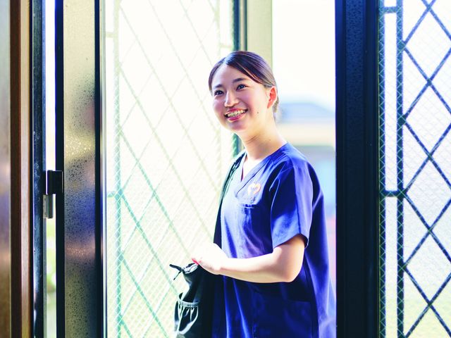 広々としたエントランス エントランス 自然光が差し込む明るい空間です。介護スタッフが笑顔で迎えてくれます。