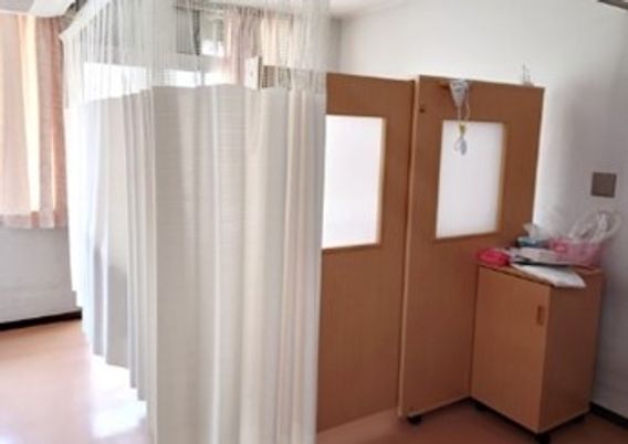 カーテンで区切られた空間