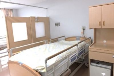 ベッドと収納の居室