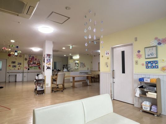 明るい居室の様子