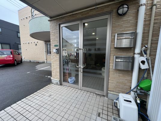 明るく開放的なエントランス