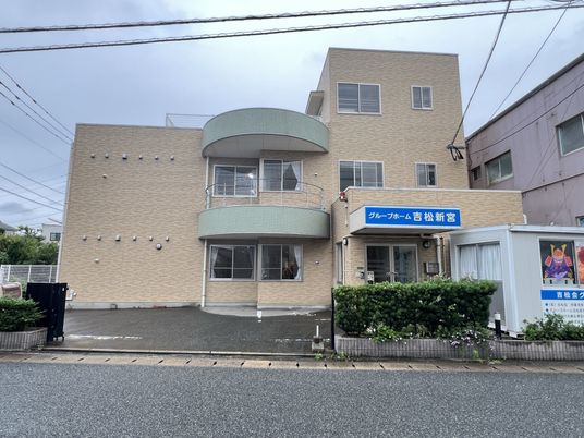 穏やかな外観の建物