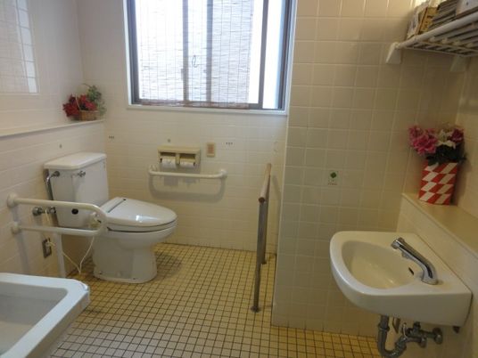 明るいトイレ洗面台  