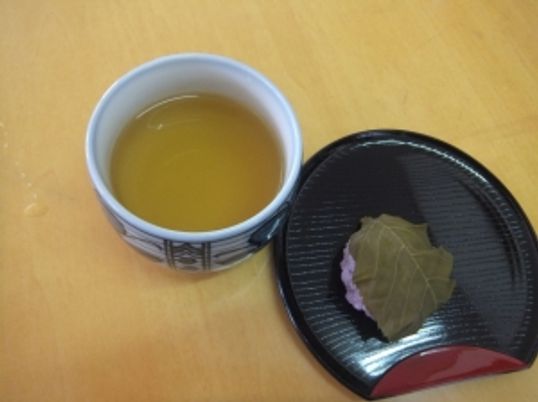 湯飲みと和菓子のテーブル