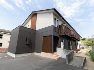 施設の庭付き外観