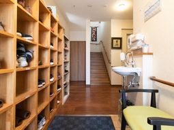 玄関エリアと階段