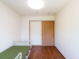 清潔なベッドのある居室