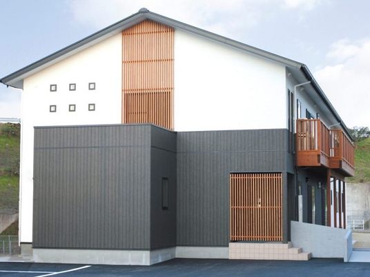 和モダンな建物外観  