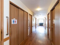 明るい廊下の様子