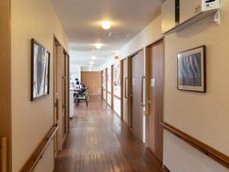 廊下に人がいる様子