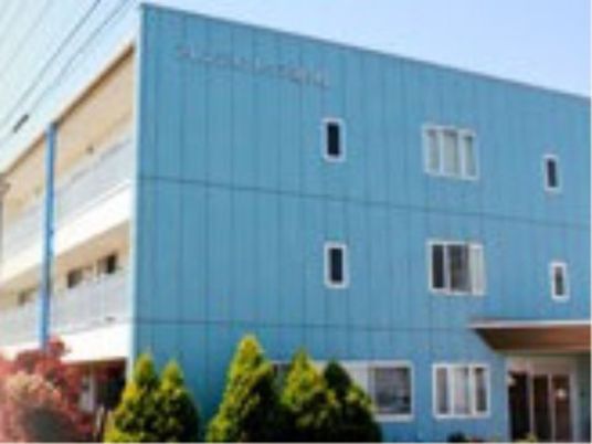 青い建物の外観