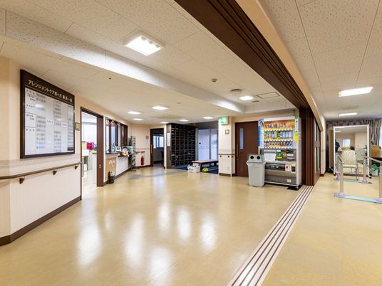 広々とした明るい廊下