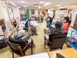 活動する高齢者グループ