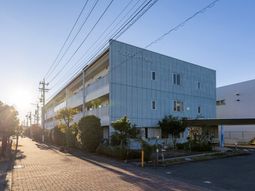 明るい太陽の光浴びる建物