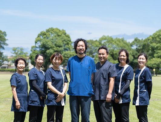 屋外で並ぶスタッフ一同