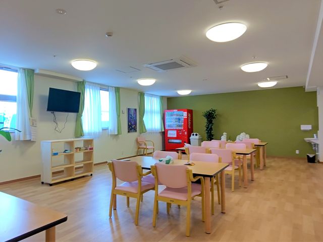 共有スペースの明るい部屋