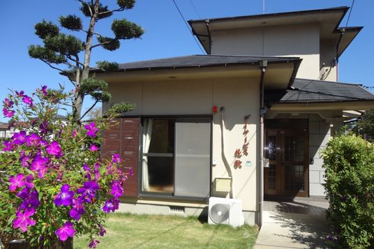 草花が咲く庭