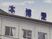 青い看板の建物外観  